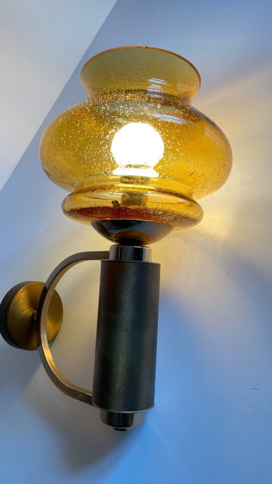 Image 1 of Aplique de pared de los años 70 en latón cepillado y vidrio soplado.