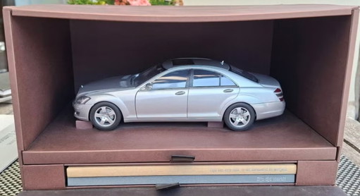 Mercedes-Benz S-Klasse (W221) 1:18 AUTOart Händler-Einführungsbox