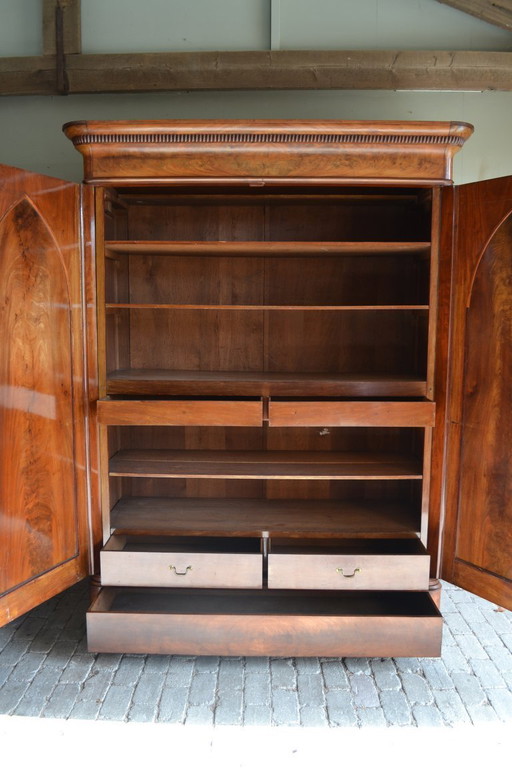 Antico corpo di guardia in mogano.