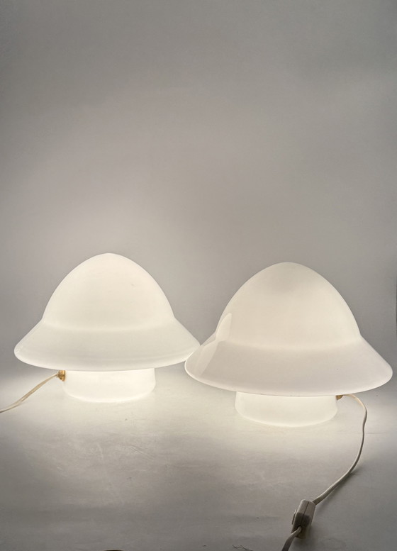 Image 1 of Ruimtetijdperk Set van 2 opaline glazen tafellampen, Italië 1970