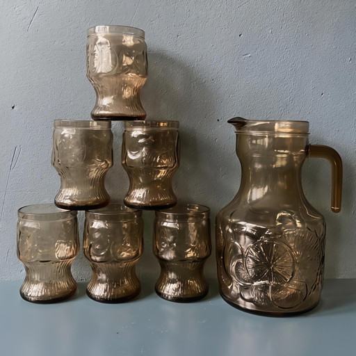 Vintage italienischer Saftkrug und Gläser aus Rauchglas – 7-teiliges Set (Zitrusrelief)