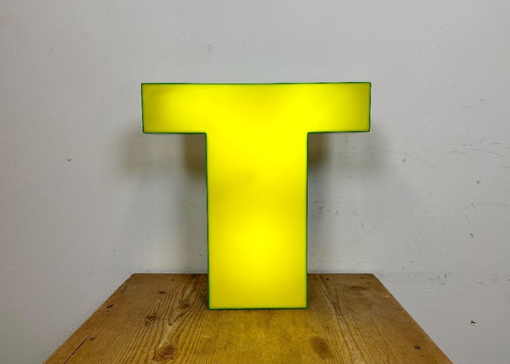 Image 1 of Lettre T lumineuse jaune vintage, années 1970