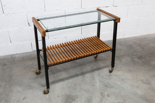Serveerwagen uit de jaren 60, hifi-kast op wieltjes in teakhout, zwart metaal en glazen blad.