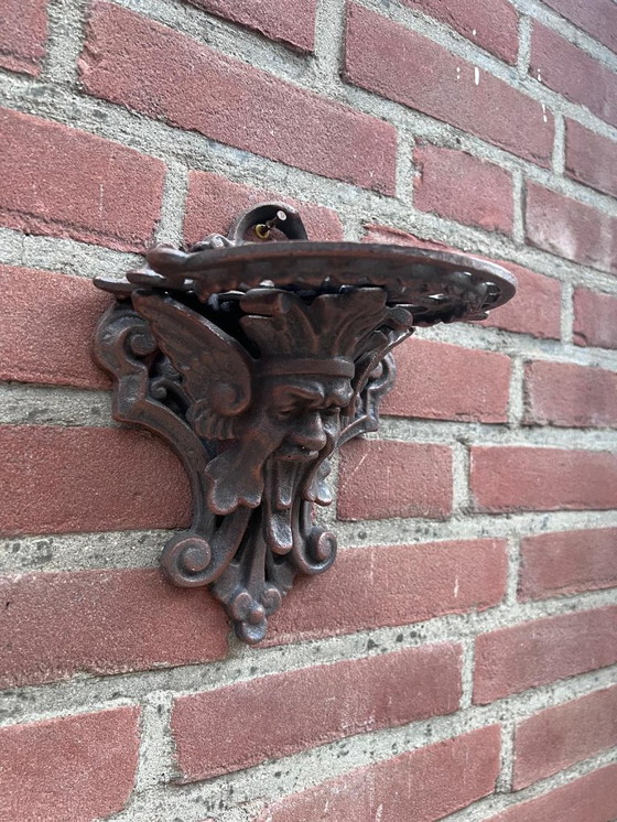 Image 1 of Consola de hierro fundido con cara decorativa