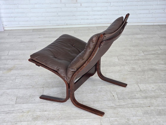 Image 1 of Design norvégien des années 1970 par Ingmar Relling, modèle « Siesta », ensemble de 2 chaises avec repose-pieds