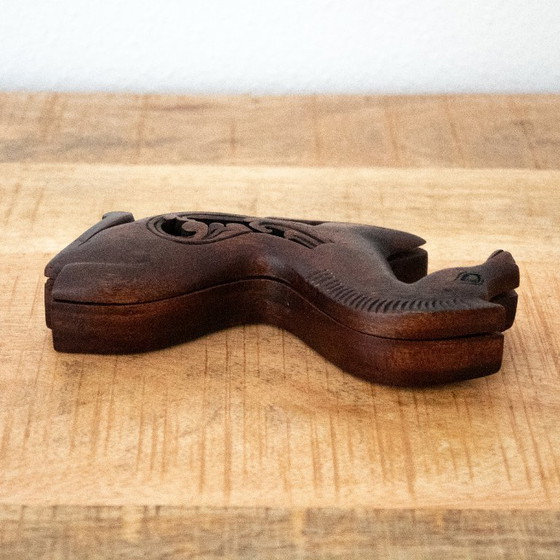 Image 1 of Coffre à chevaux en bois ajouré sculpté à la main