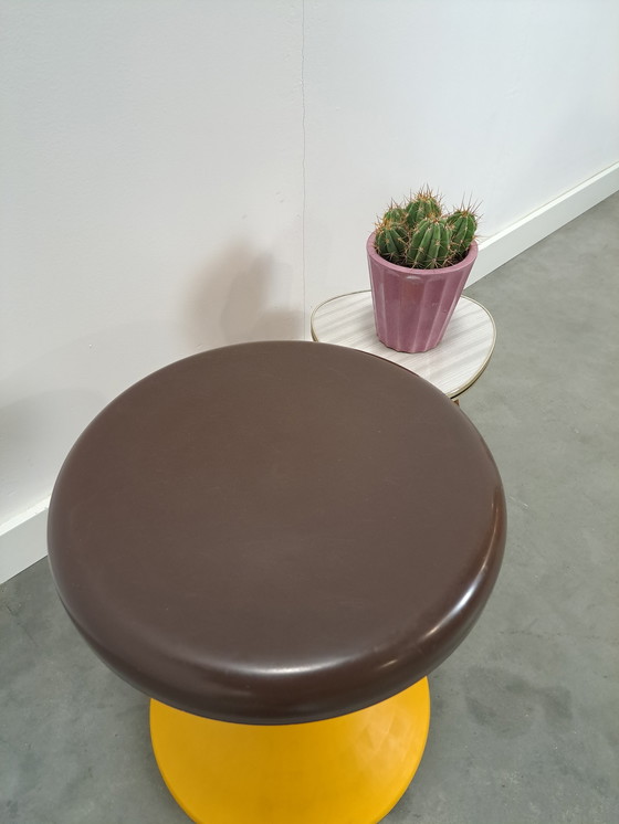 Image 1 of Sgabello in plastica Space Age marrone con giallo n. 3