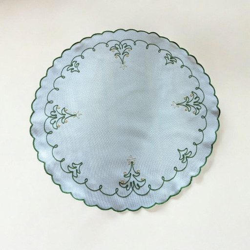 Nappe de Noël vintage années 80 – Ronde, blanche à motifs de sapins de Noël verts et dorés, Ø 54 cm
