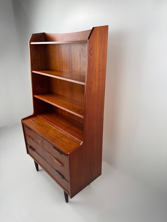 Image 1 of Deense teakhouten boekenkast met uitschuifbaar bureau – elegante werkplek in mid-century stijl