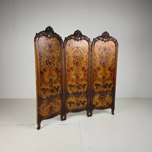 Paravent pliant en cuir doré orné de riches sculptures sur bois, vers 1860