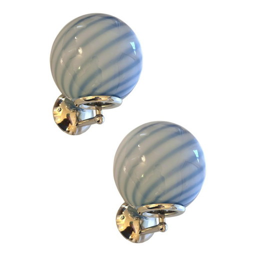 Set van twee moderne wandlampen van Murano-glas met een blauwe spiraalvorm.