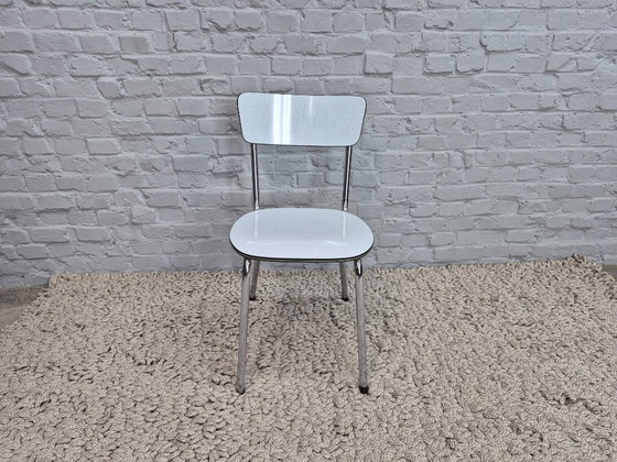 Lot de 4 Chaises de Cuisine Vintage Brabantia, Formica Blanc Texture Lin avec Bordure Noire et Argentée, (photo 4 of 7)
