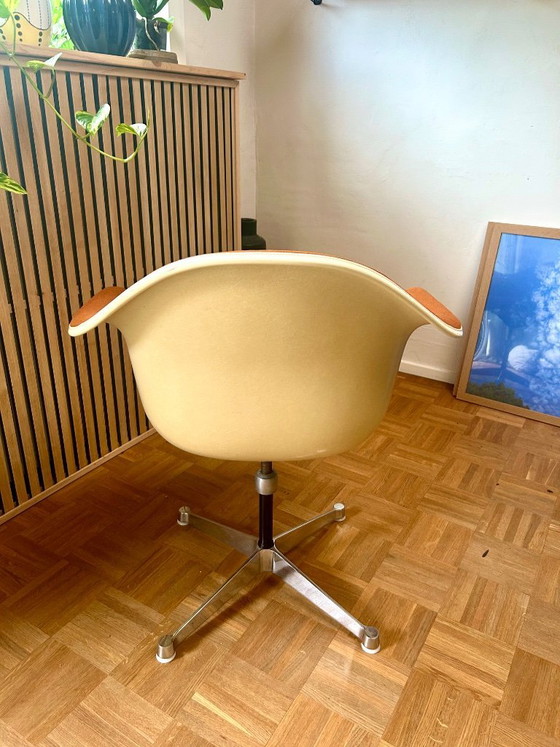 Bellissima poltrona a secchiello vintage Eames PAC di Vitra – Sedie da ufficio, Textile, Aluminium (photo 8 of 11)