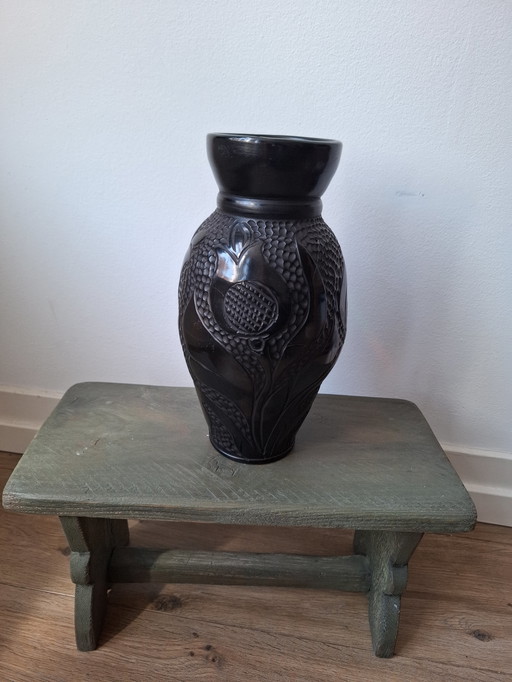Tall black bakelite vase with unusual tulip decor, beautiful vintage object in very good and usable condition!