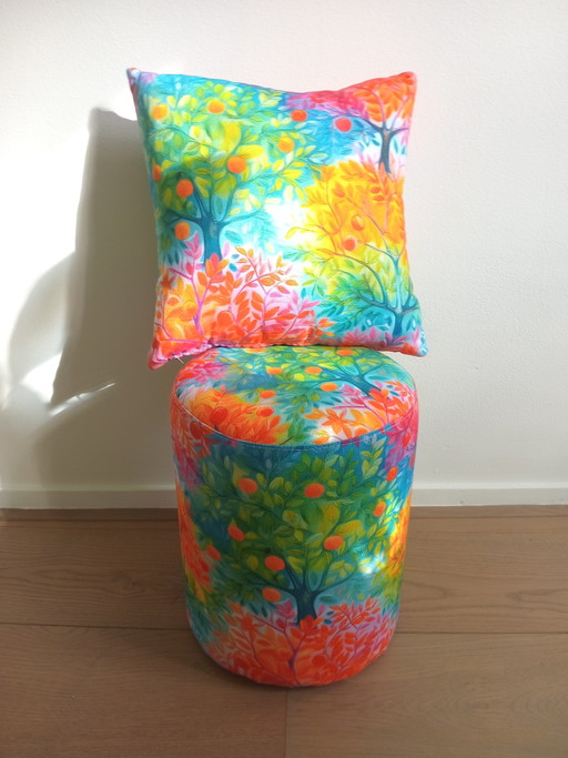 Pouf mit Aquarellbaum-Motiv und passendem Dekokissen – hockers en poefs, Textile