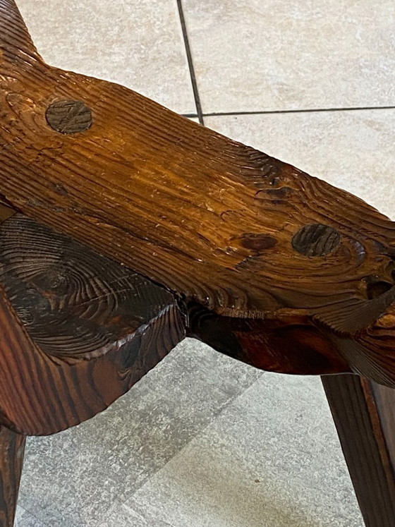 Image 1 of antieke brutalistische driepootstoel n2 gesneden massief hout