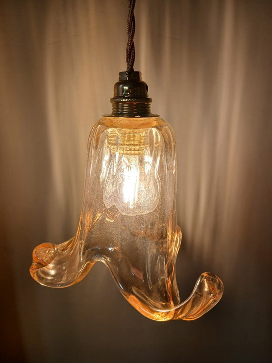 Image 1 of Lampada a sospensione vintage in vetro di Murano dalla delicata forma floreale.