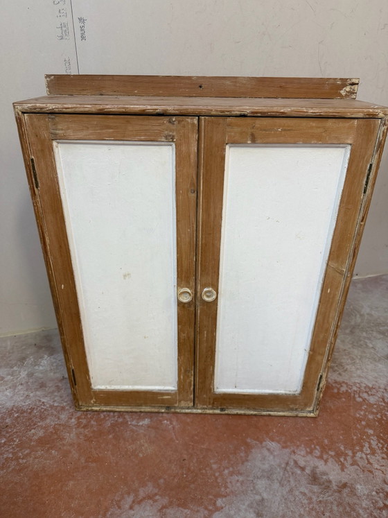 Small vintage patinated solid wood hanging cabinet / wall cupboard, Shelving unit, White (photo 7 of 10)