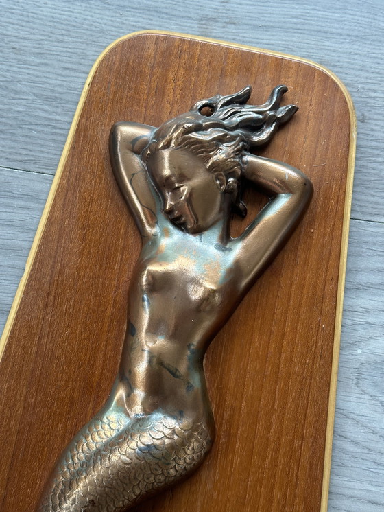 Image 1 of Messing zeemeermin op teakhouten achtergrond Deens design