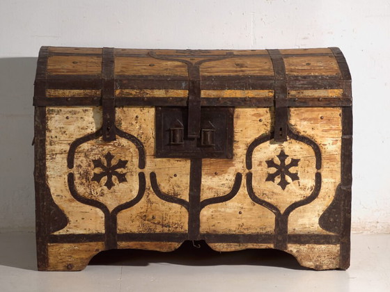 Antique iron-bound chest in pine wood – Central Europe, circa 1870 – Storage cabinet, Brass, Rustic (photo 40 of 40)