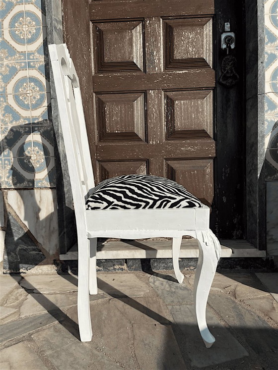 Chaise de salle à manger portugaise baroque ancienne en bois et tissu zébré, revisitée au style contemporain. (photo 8 of 19)