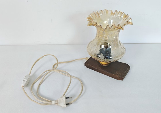 Lampe vintage en verre ambré, base en bois années 70, lampe de chevet, lampe tempête rétro, Sijaj Hrastnik (photo 6 of 7)