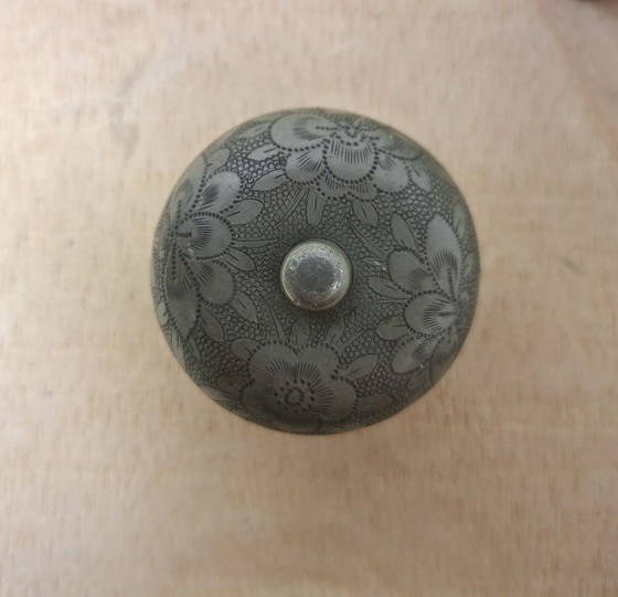 Image 1 of Vassoio cinese in peltro + tazza da tè Kut Hing Swatow 1950 ca.