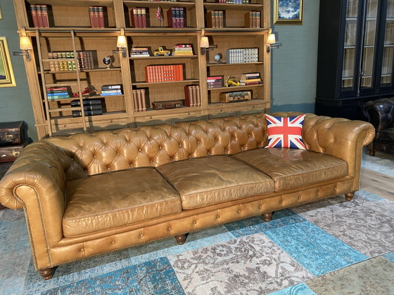 Image 1 of Magnifique canapé Chesterfield anglais XXL couleur cognac