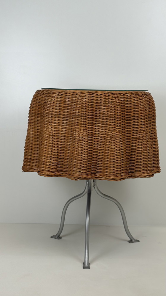 Image 1 of Table d'appoint en rotin avec nappe et draperie fantôme en osier