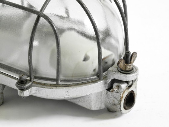 Image 1 of Rare grande lampe d'usine vintage des années 1950, en aluminium moulé et en verre.