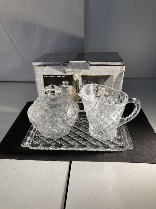 Brocca per il latte e zuccheriera in cristallo della Repubblica Ceca vintage degli anni '90 su un vassoio