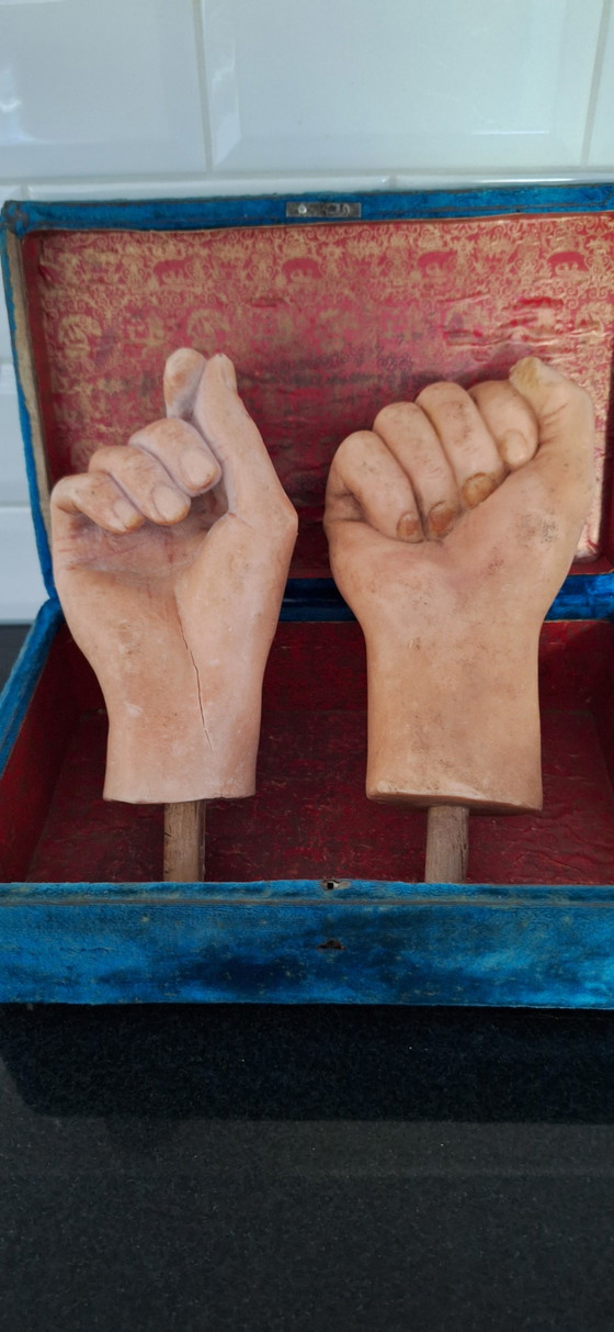 Image 1 of Antieke set van wassen handen met oud fluwelen doosje