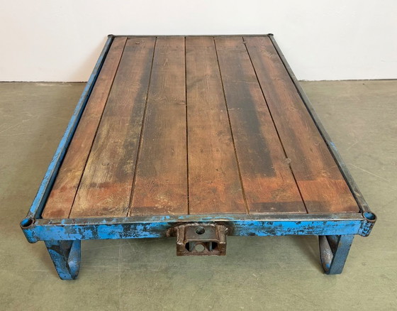 Image 1 of Carrito de mesa de centro industrial azul grande, década de 1960.