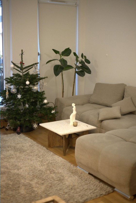 Image 1 of Couchtisch quadrata Crema Perla aus Naturstein und Massivholz Eiche