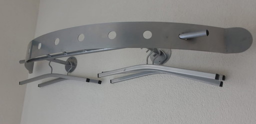 Appendiabiti in metallo di design, come nuovo, con grucce abbinate.