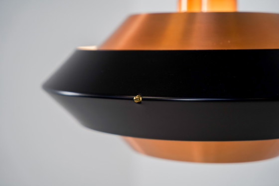 Image 1 of Hanglamp van koper en zwart (Denemarken, jaren 60).