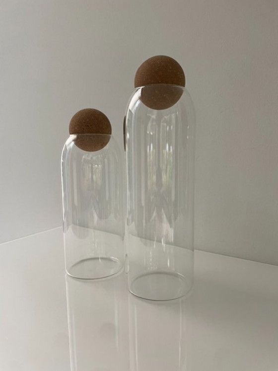 Image 1 of Juego de 2 tarros de cristal para almacenamiento con tapas abovedadas de corcho.
