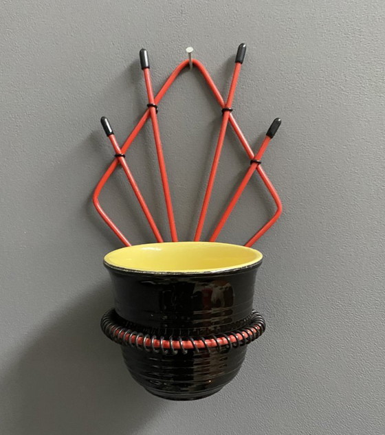 Image 1 of Portavaso da parete rosso + vaso in ceramica anni '60