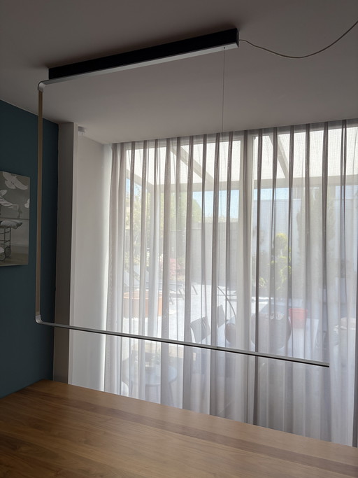 Lámpara colgante Nimbus modelo Línea C, 120 cm de largo, 110 cm de alto, aluminio anodizado, LED de 24 W y regulable.