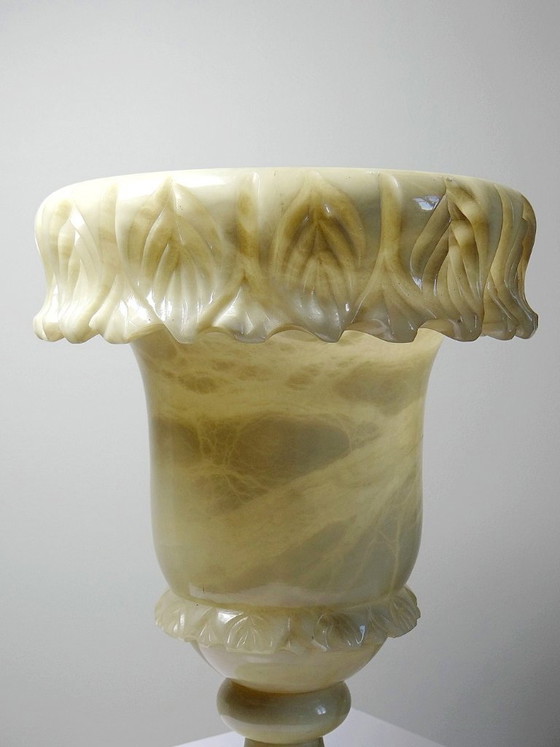 Image 1 of Grande vaso mediceo in alabastro/marmo giallastro, stile Belle Époque