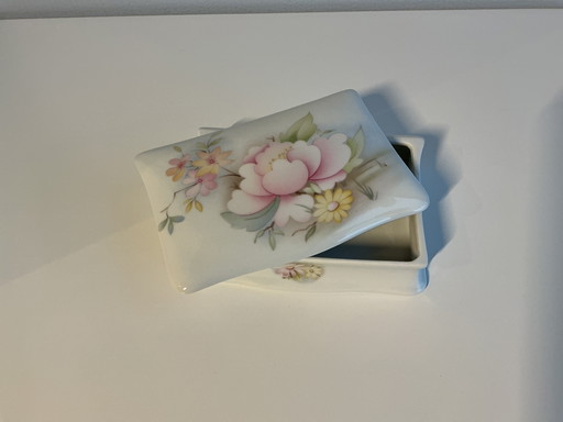 Joyero antiguo de porcelana con tapa.