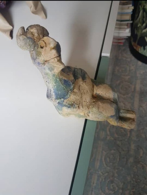 Vrolijke Japie,beeld van klei, intuitief gemaakt