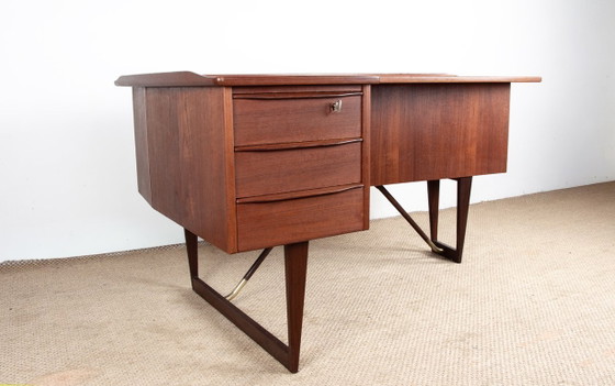 Image 1 of Scrivania danese a forma di "boomerang" in teak e ottone, disegnata da Peter Lovig Nielsen nel 1968.
