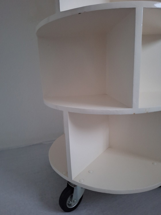 Meuble rond inspiré du design de Roderick Vos – Bibliothèques, Wood (photo 4 of 5)