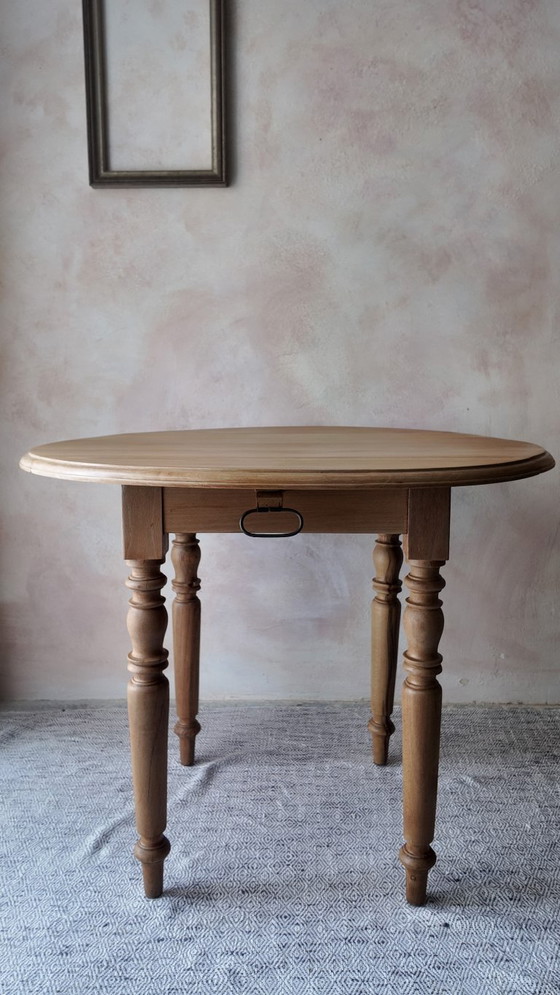 Image 1 of Mesa pequeña redonda plegable de madera de haya: encanto rústico.