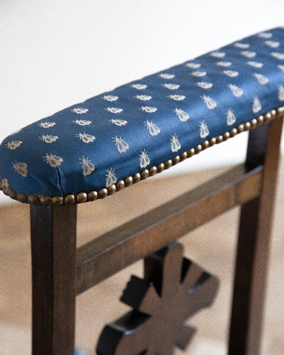 Image 1 of Sedia da preghiera antica con rivestimento in seta blu: pezzo unico ed elegante