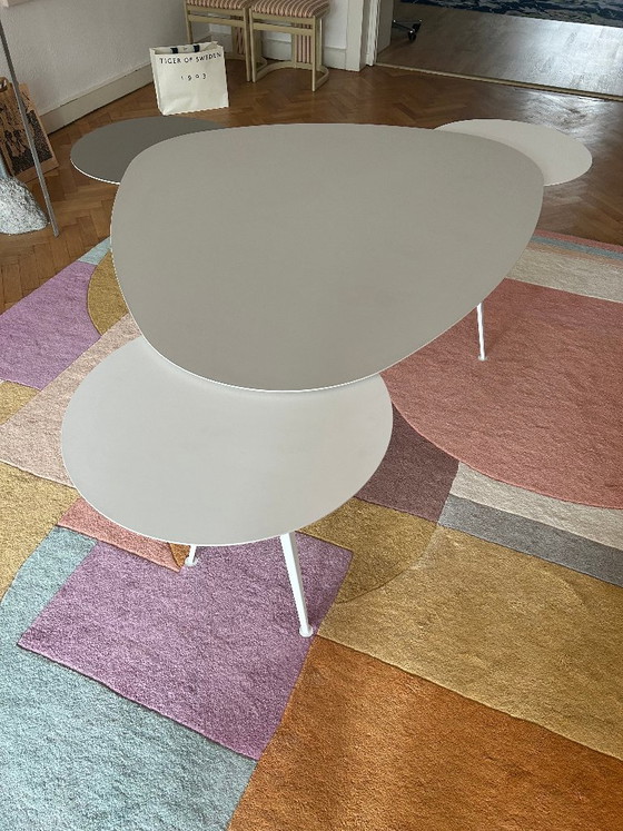 Mr. Hyde von Extendo: Verspielter ausziehbarer Designtisch, Esstische, Kunststoff, Grau (Foto 4 von 5)