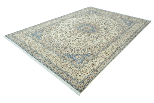 Hand-knotted Persian carpet Nain 9La - 418 x 300 cm - With silk content & fine medallion design