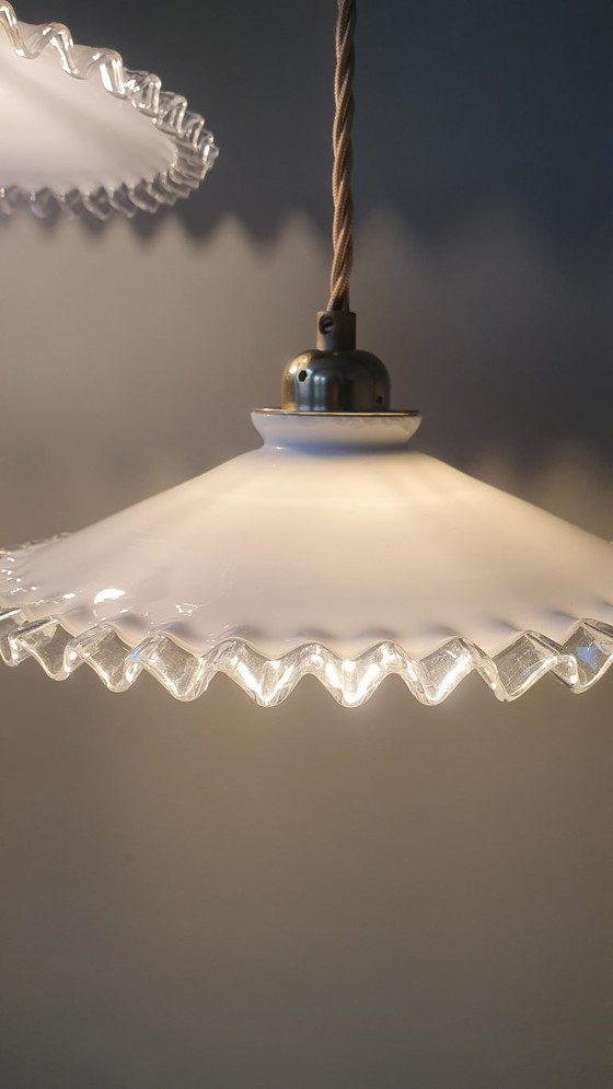 Image 1 of Set di 2 lampade a sospensione francesi in vetro opalino degli anni '30. Modello Piecrust.