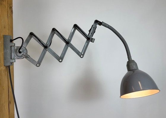 Image 1 of Grijze industriële wandlamp met flexibele arm van Elektroinstala, jaren 60.
